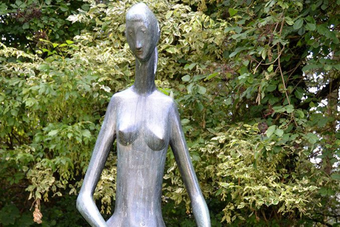 Die Sitzende von Almuth L&uuml;tkenhaus