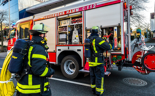 Feuerwehr 2015 074 Zwei Feuerwehrleute der Hammer Feuerwehr bei einem Einsatz