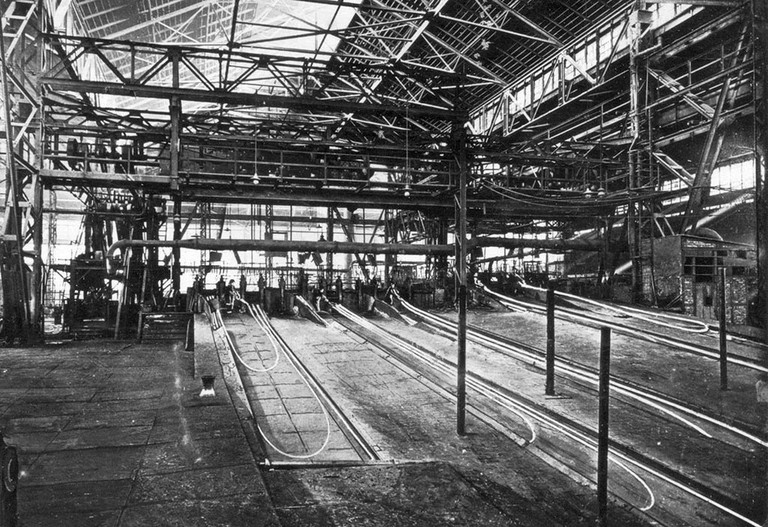 Innenansicht einer Industriehalle mit Maschinen, 1935