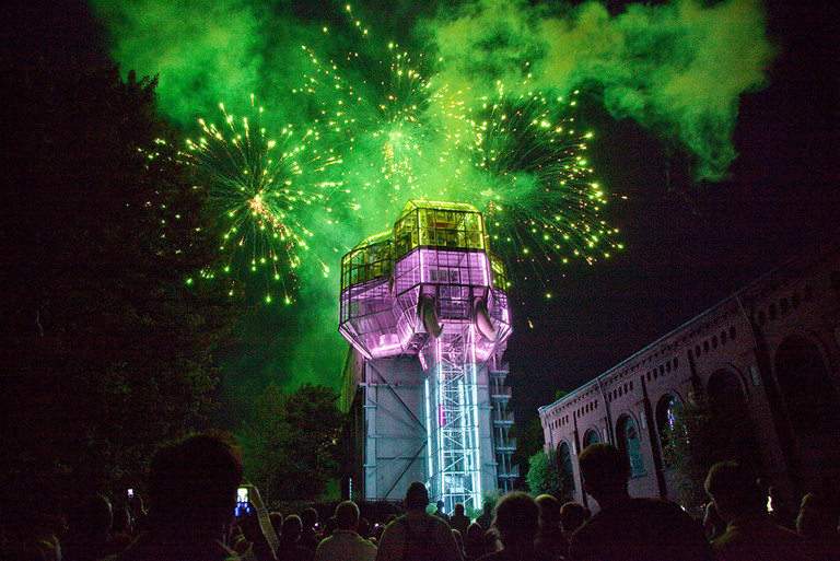 Beleuchteter Glaselefant mit Feuerwerk