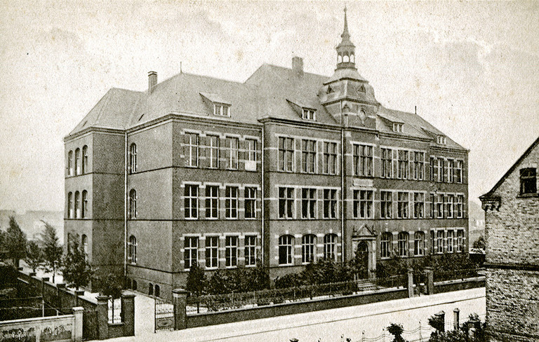 In der Oberrealschule in der Feidikstraße starteten im Sommer 1919 die ersten Lehrveranstaltungen der Hammer Volkshochschule.
Die ehemalige Oberrealschule in der Feidikstraße