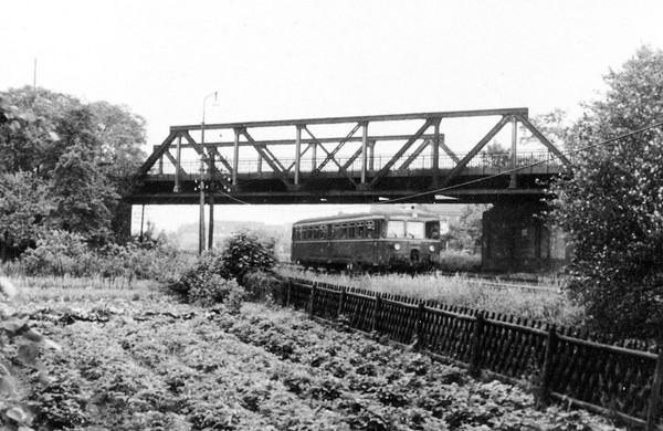 Ein ETA 150 fährt unter einer Straßenbrücke, um 1965
