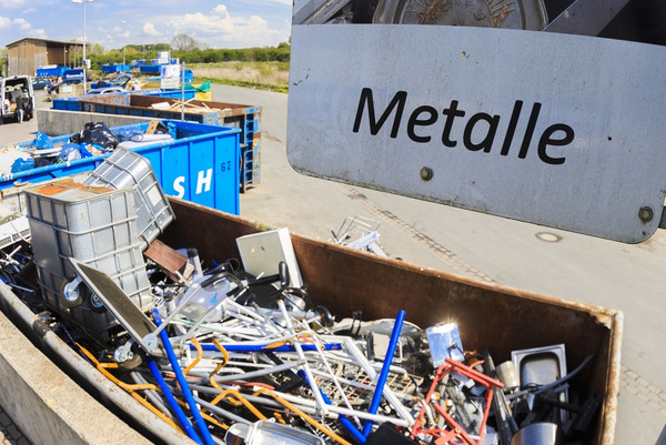 Altmetall-Container am Recyclinghof