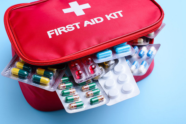 Eine rote Tasche voller verschiedener Medikamente, Pillen und Kapseln 