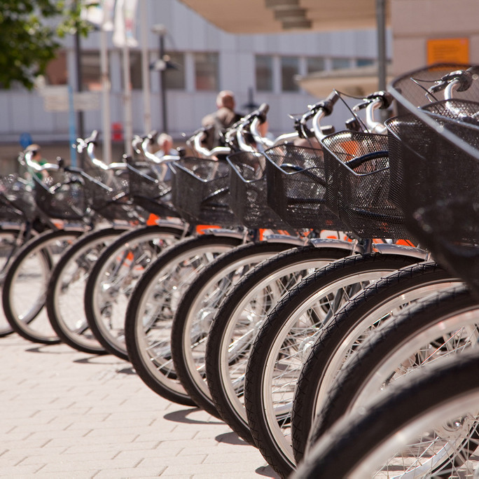 eine Reihe parkender Fahrräder am Bahnhof