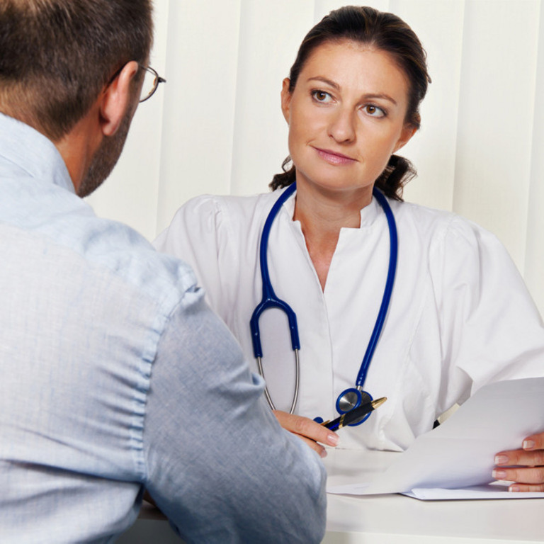 Arzt in Arztpraxis mit Patient. Gespräch und Beratung der Behandlung.