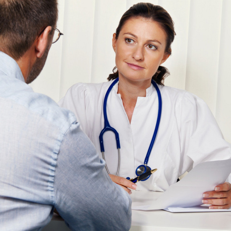 Arzt in Arztpraxis mit Patient. Gespräch und Beratung der Behandlung.