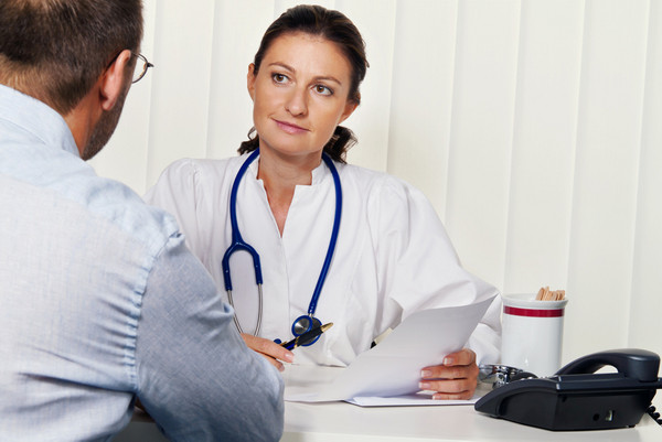 Arzt in Arztpraxis mit Patient. Gespräch und Beratung der Behandlung.