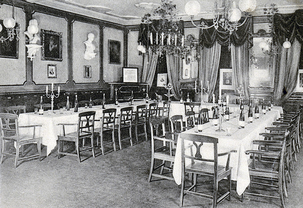 Der große Saal im Logenhaus an der Poststraße (heute Gutenbergstraße), um 1920