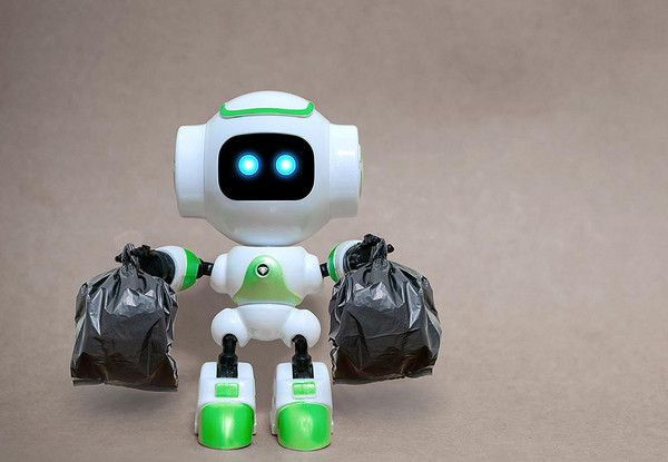 Ein Roboter hält zwei schwarze Müllsäcke