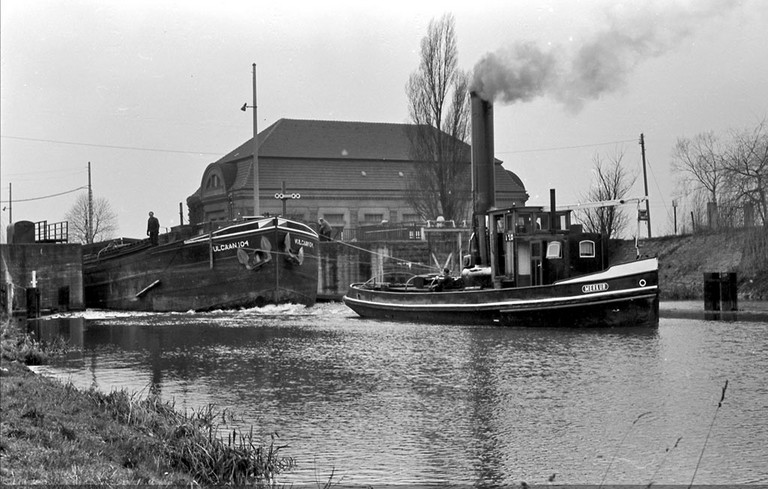 Schleppzug auf dem Datteln-Hamm-Kanal auf Höhe des Wasserkraftwerkes, um 1955 
