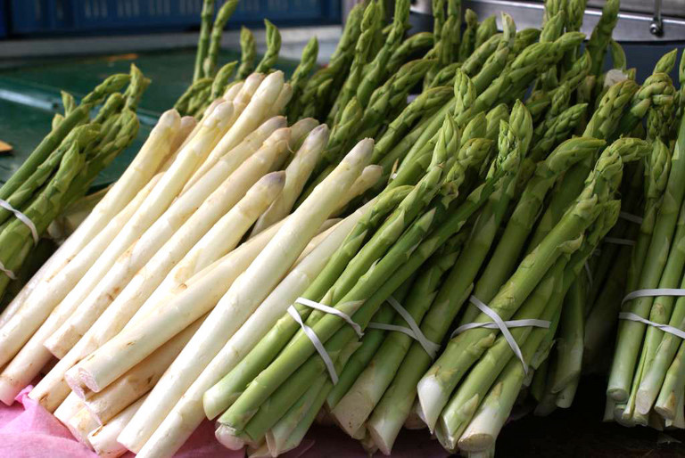 Spargel geb&uuml;ndelt