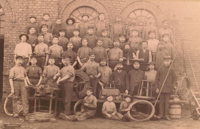 Gruppenbild von Industriearbeitern aus dem Jahre 1885
