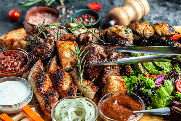 Gegrillte Fleisch- und Gem&uuml;semischung auf einem Tablett. Grill- und Barbecue-Men&uuml;