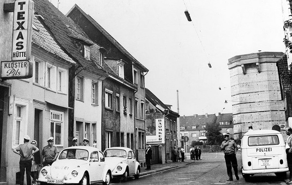 Mehrere Polizeiautos vor einem Gebäude in der Widumstraße in den 1960er Jahren