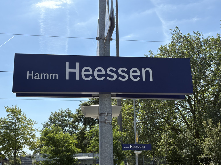Ein Schild am DB-Haltepunkt Heessen mit der Aufschrift ''Hamm-Heessen''
