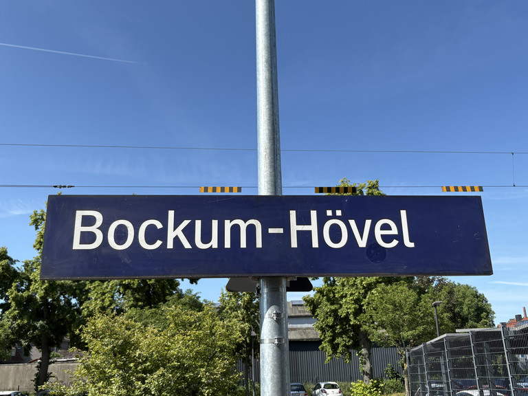 Ein Schild am DB-Haltepunkt Bockum-H&ouml;vel mit der Aufschrift ''Bockum-H&ouml;vel''