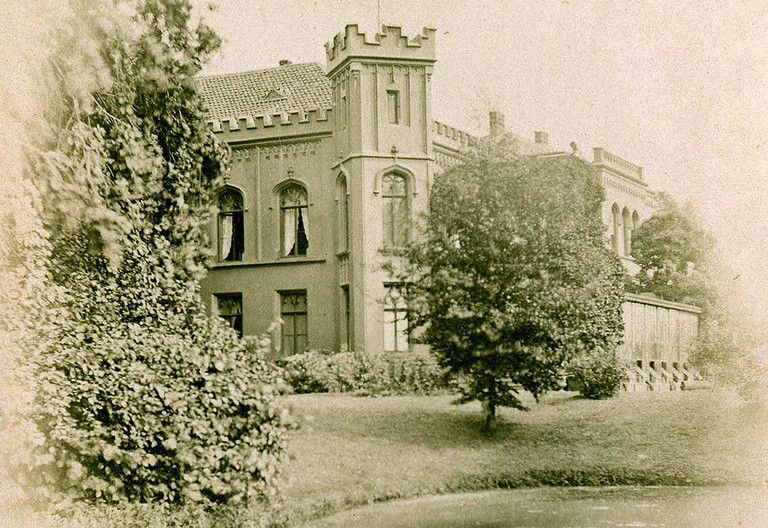 Frühe Fotografie des Hauses Caldenhof mit Gräfte, vor 1900 
