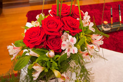 Blumenstrauß mit roten Rosen