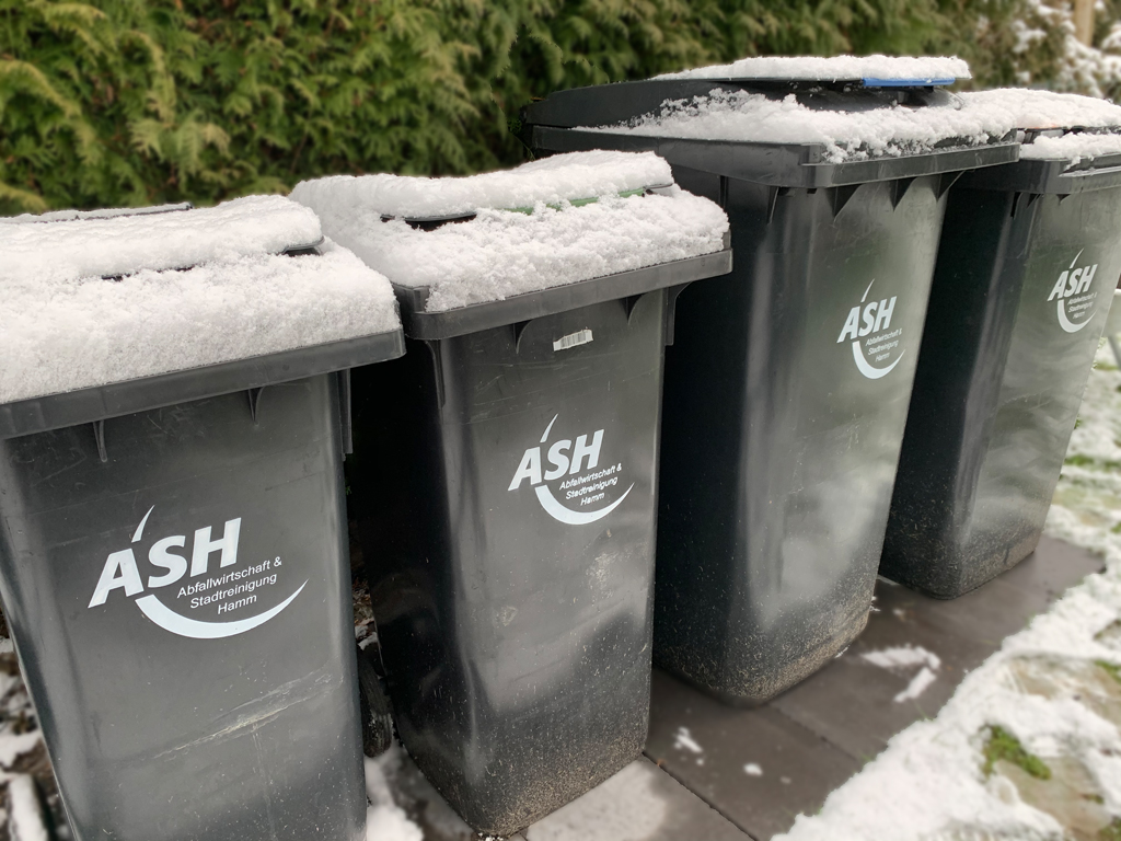 Mit Schnee bedeckte Abfallbehälter des ASH
