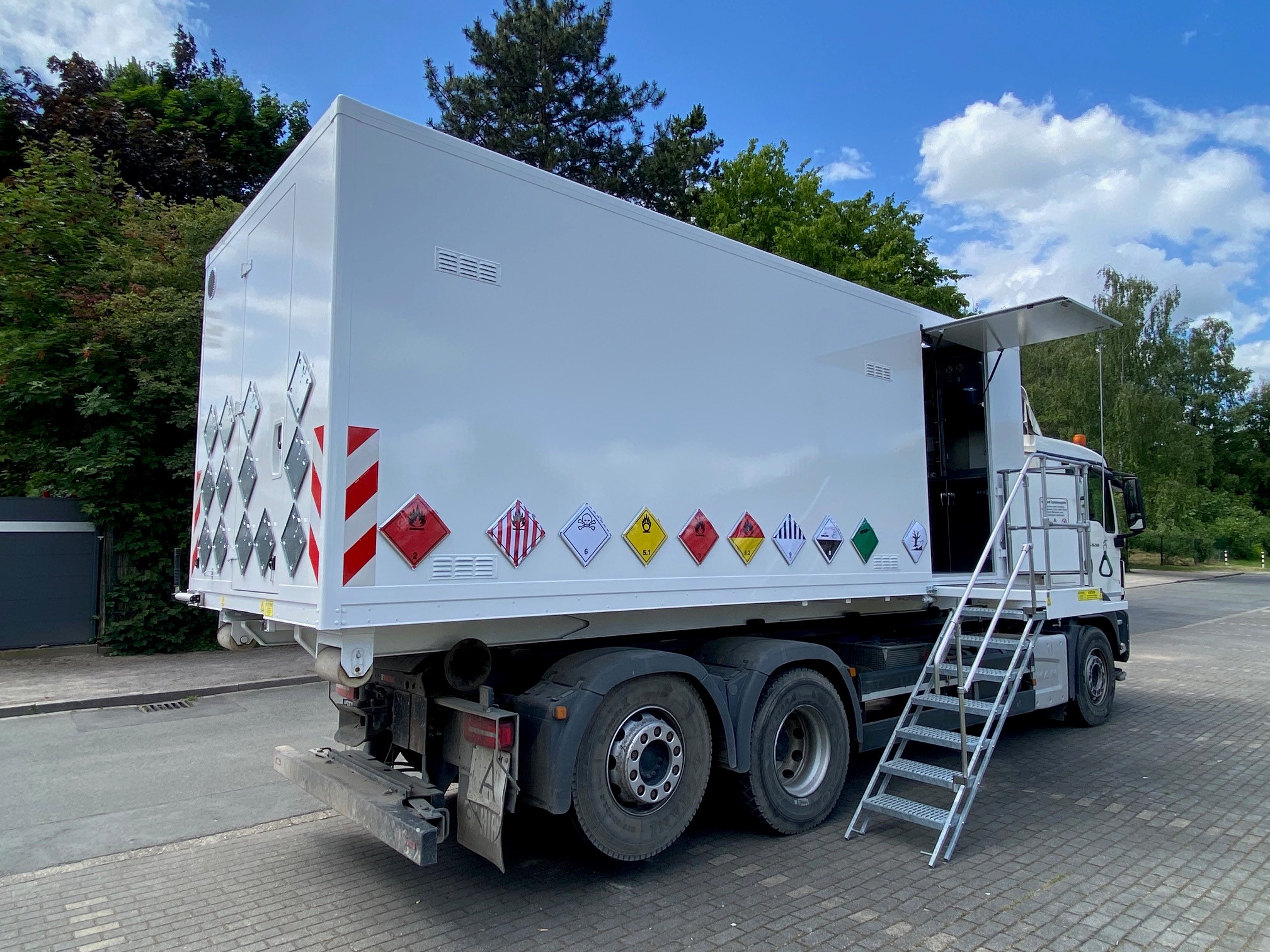 Das Foto zeigt die mobile Schadstoffannahme, einen Abrollcontainer.