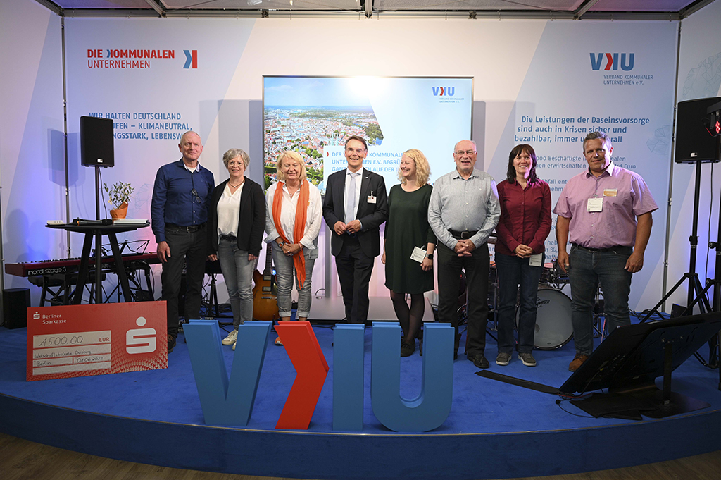 Gruppenfoto der Preisträger, Juroren und Hauptgeschäftsführer des VKU
