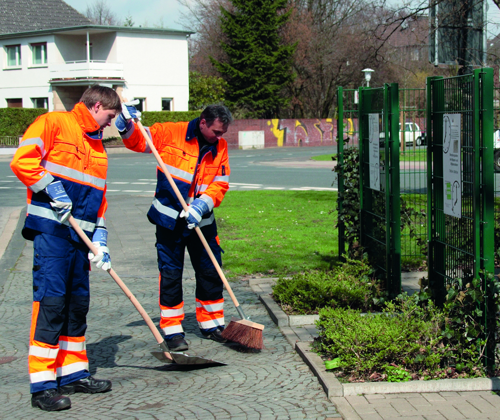 ASH-Team übernimmt die Reinigung des Standplatzes der Abfallbehälter. ASH-Team übernimmt die Reinigung des Standplatzes der Abfallbehälter.