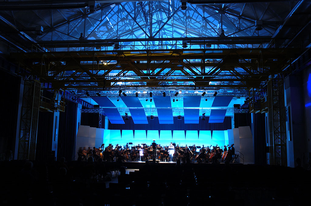 Konzertsituation: illuminierte Hallenansicht bei einem Konzert im Rahmen des KlassikSommers