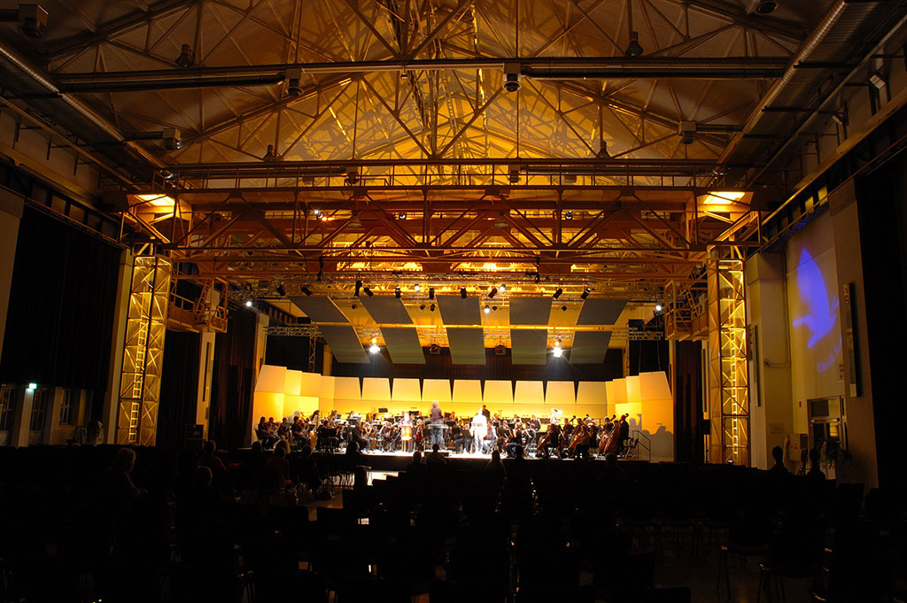 Konzertsituation in der Alfred-Fischer-Halle mit gelber Illumination