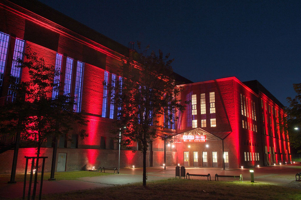 Die Alfred-Fischer-Halle von au&szlig;en - hier rot illuminiert