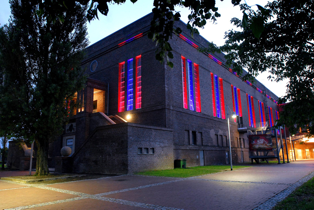 bunt illuminierte Alfred-Fischer-Halle