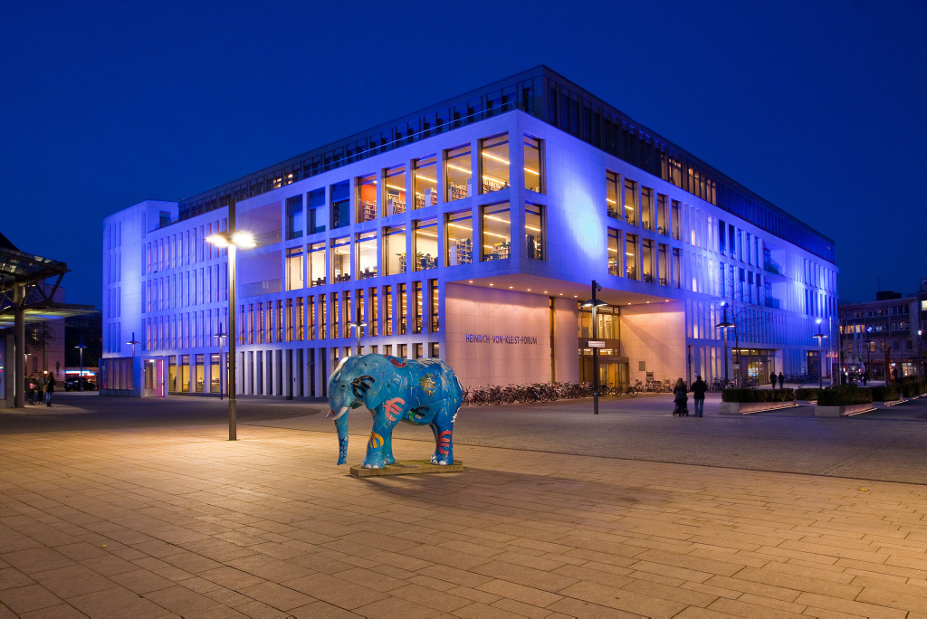 blau illuminiertes Heinrich-von-Kleist-Forum am Abend mit Elefant im Vordergrund