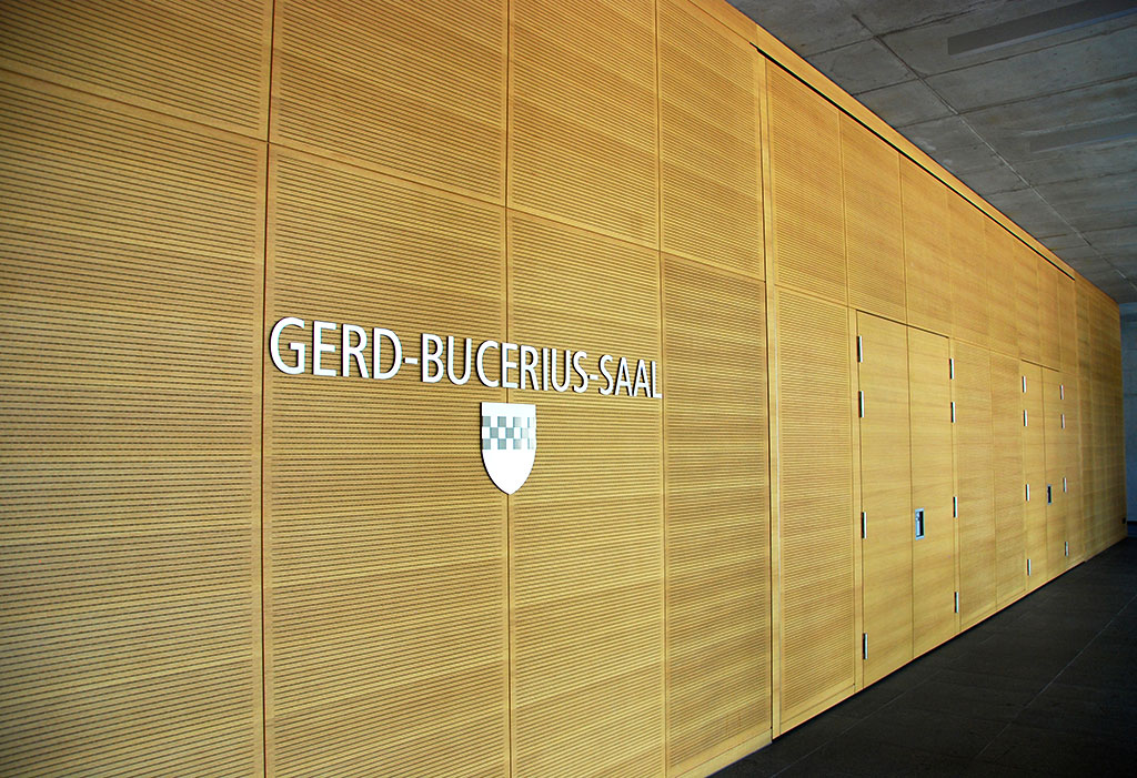 Schriftzug "Gerd-Bucerius-Saal" (vom Foyer fotografiert)
