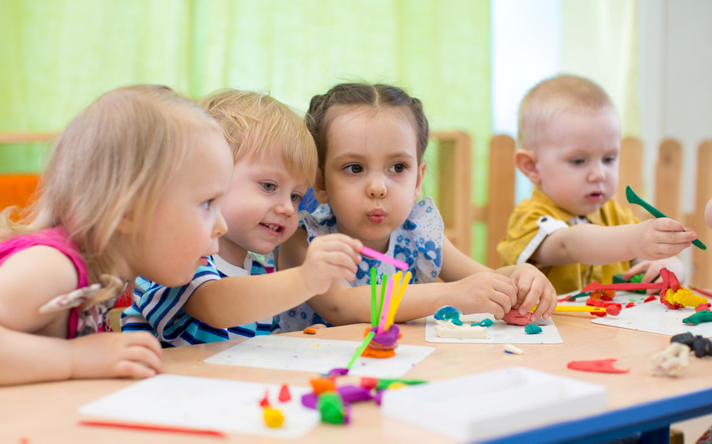 eine Kindergruppe bastelt im Kindergarten