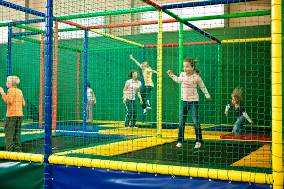 Kinder auf Trampolinen im Freizeitpark Radbodsee