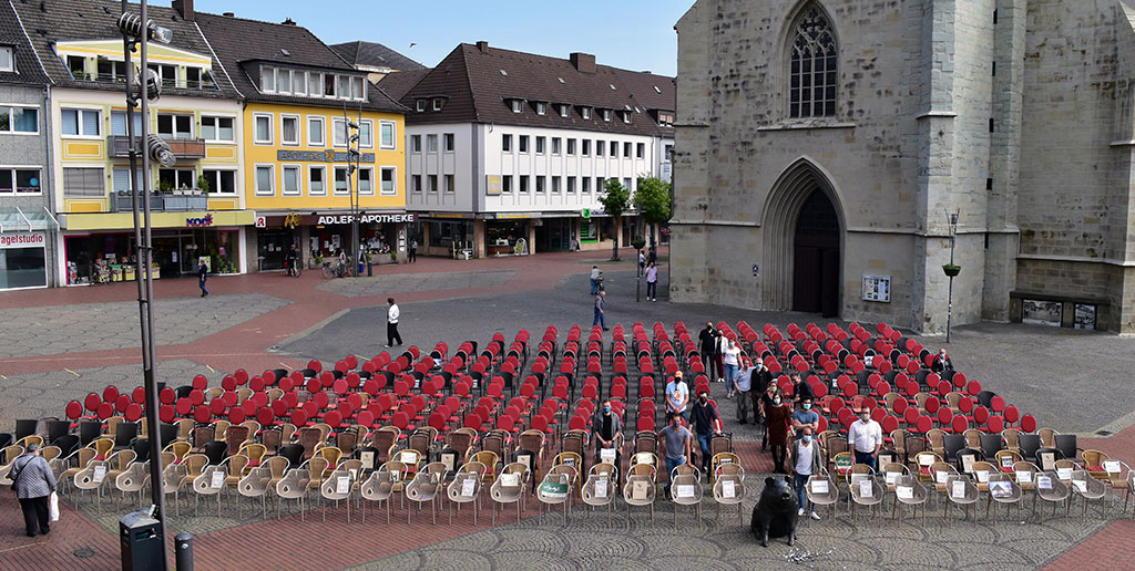 600 leere Stühle auf dem Marktplatz