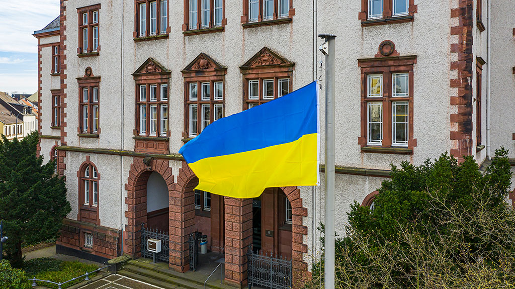 Ukrainische Flagge vor dem Rathaus