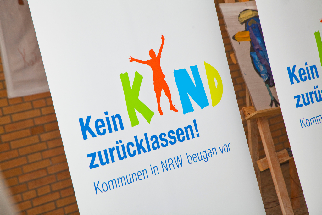 Roll-up mit Logo "Kein Kind zurücklassen"