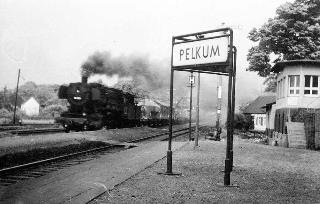 Ein Güterzug durchfährt den Bahnhof Pelkum, um 1965