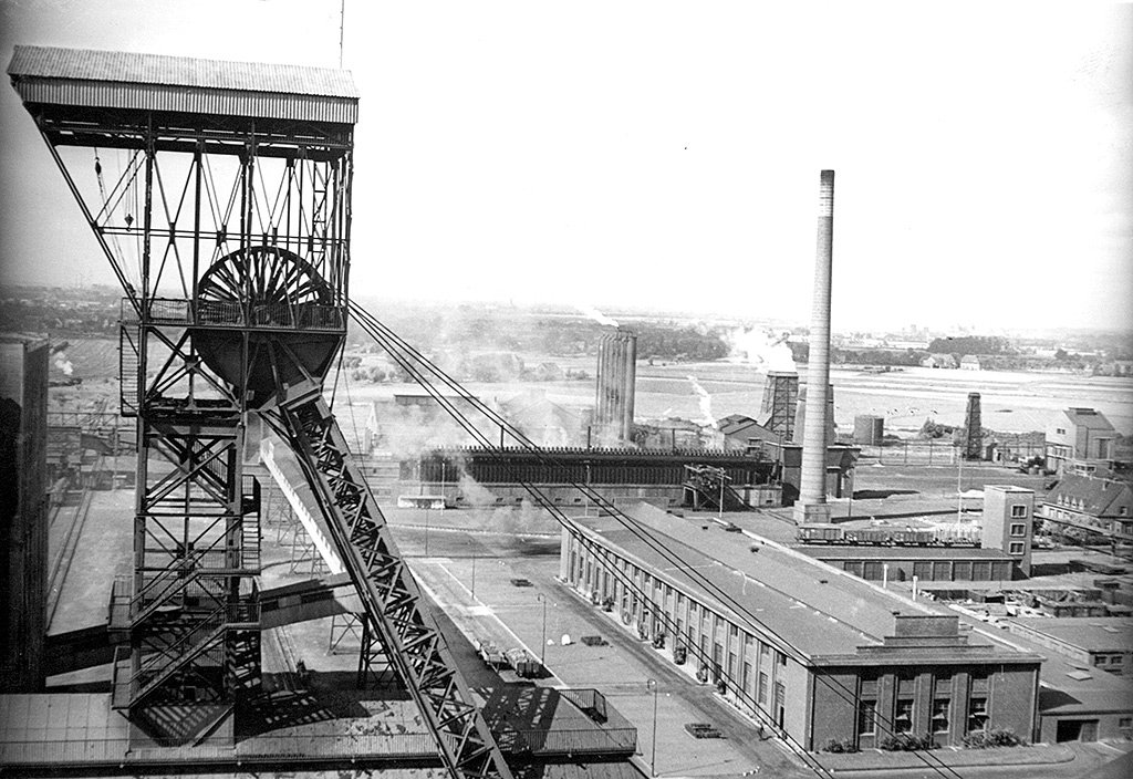 Blick auf Fördergerüst, Werkstatt und Kokerei der Zeche Sachsen um 1935