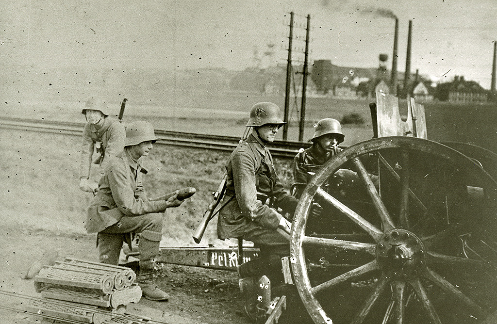 Soldaten an einem Geschütz im Ruhrkampf