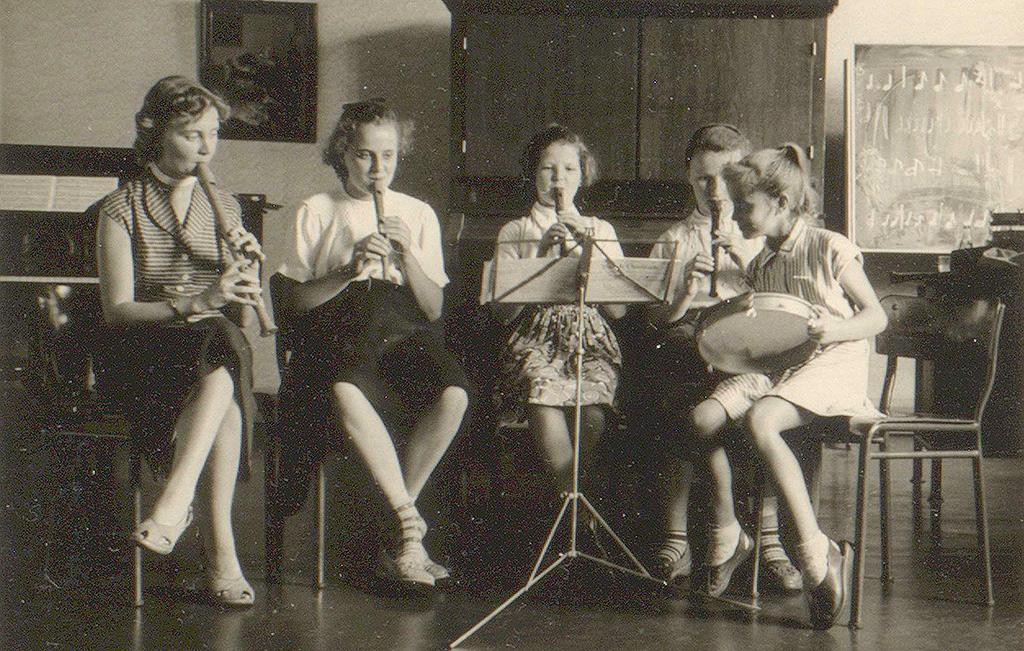Eine Gruppe von Mädchen spielt Flöte