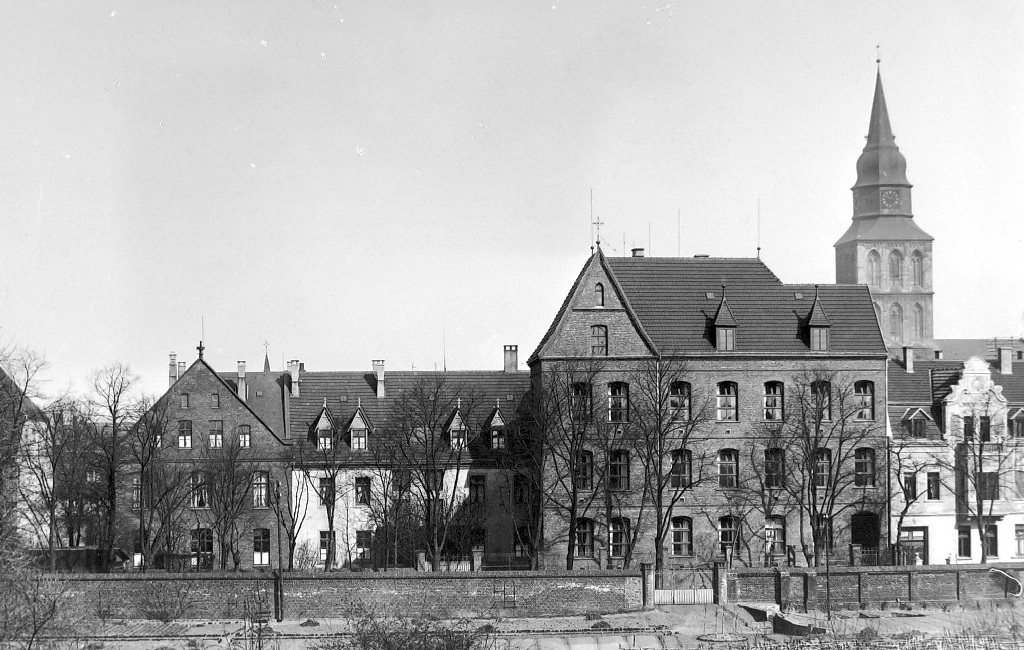 Blick auf das Katholische Krankenhaus von Süden, um 1910