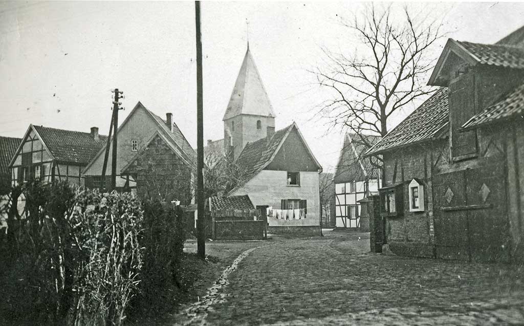 Blick von Nordwesten auf den Pelkumer Kirchplatz in den 1920er-Jahren