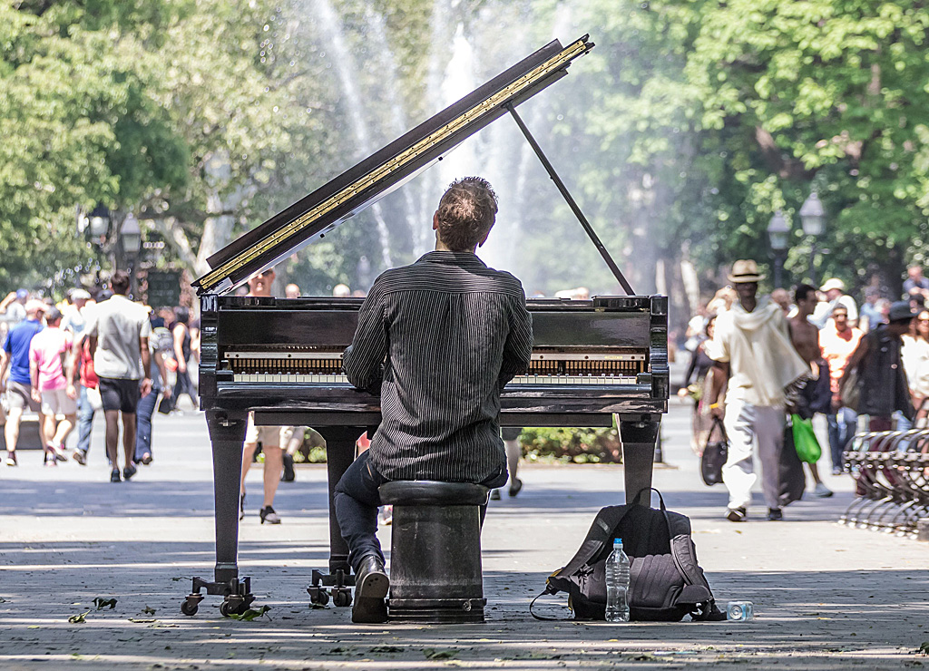 Klavier Robert Pastryk pixabay Ein Mann spielt unter freiem Himmel Klavier