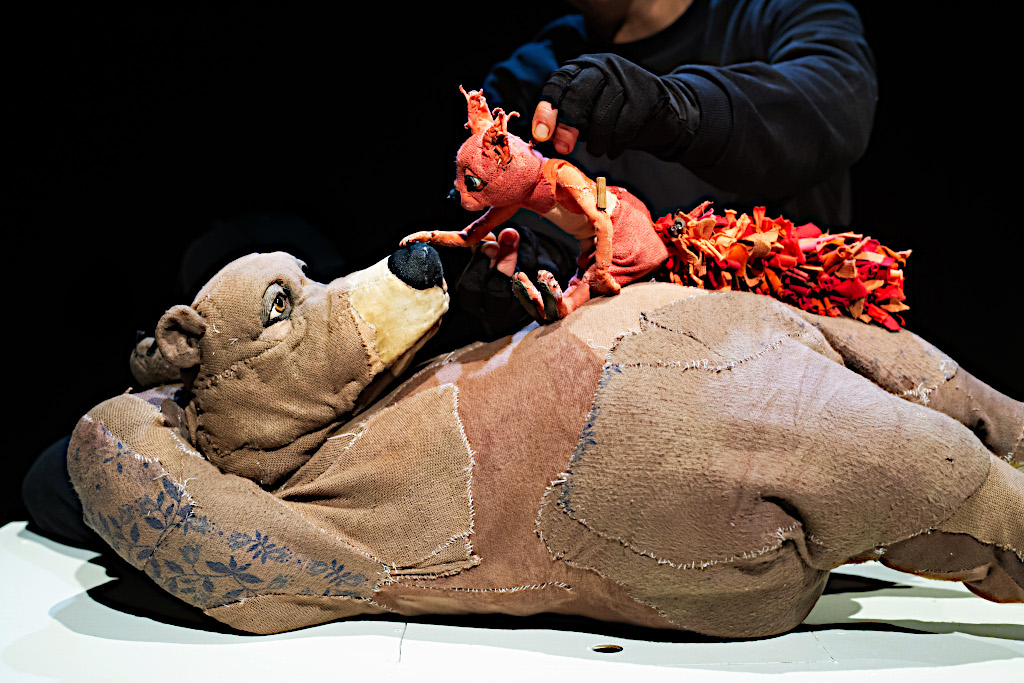 Spielszene aus dem St&uuml;ck "OHNE DICH, das geht doch nicht"