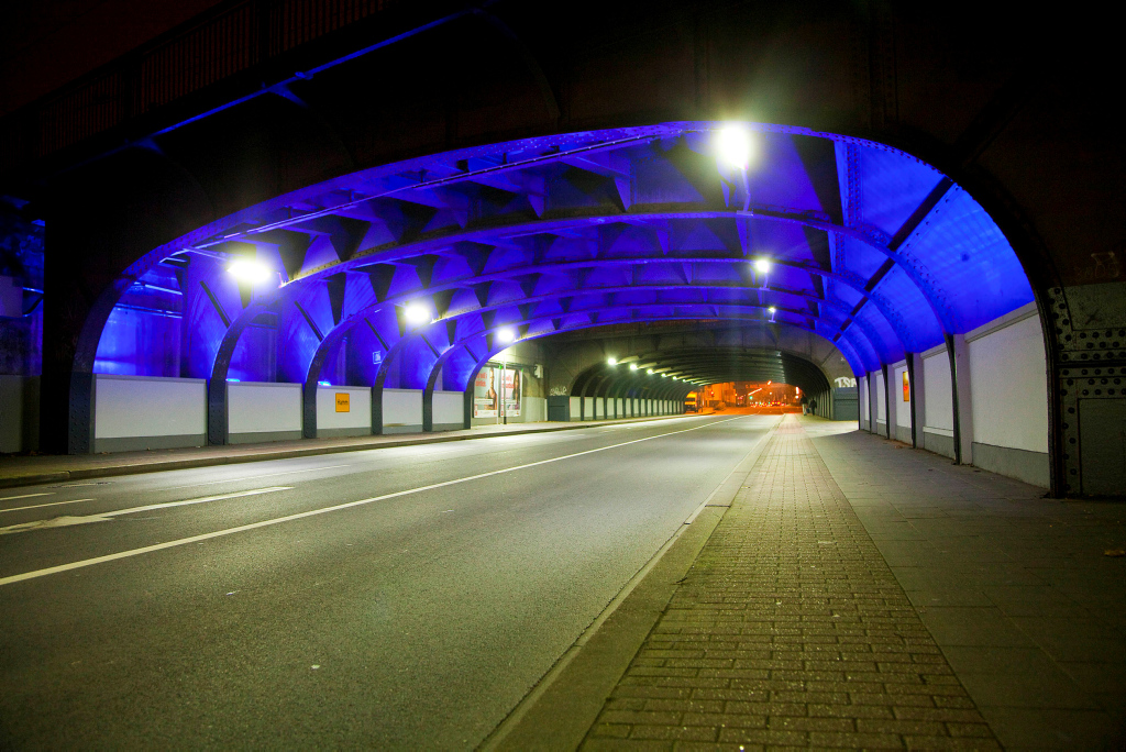 Brücken + Licht Illuminierte Eisenbahnbrücke der Wilhelmstraße