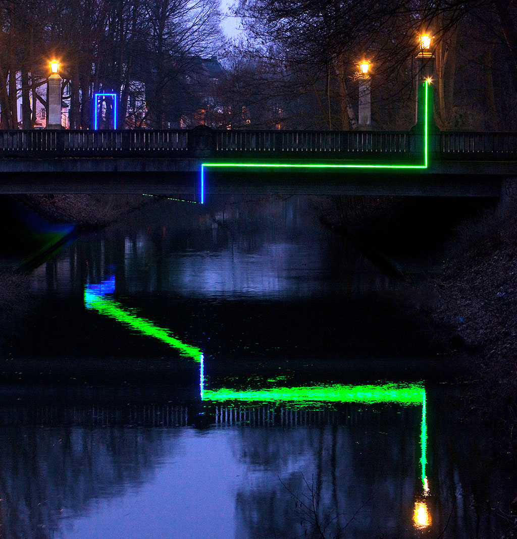 Brücken + Licht grün-blauer Mäander Kurparkbrücke