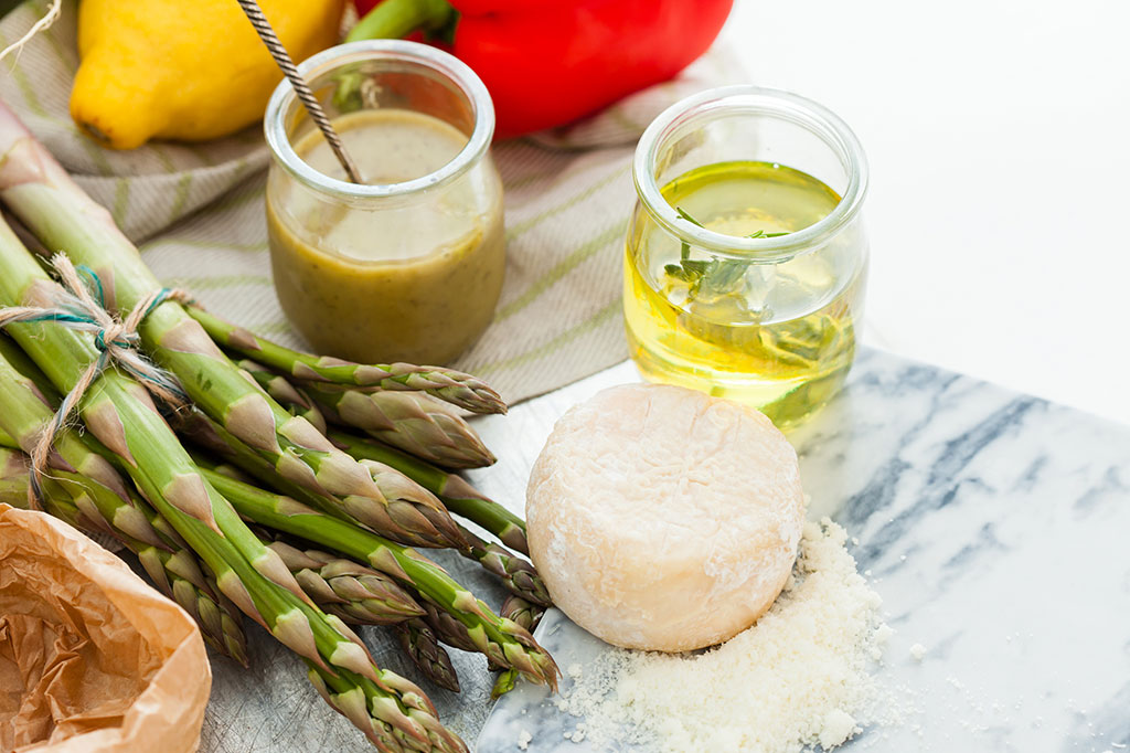 eine Zusammenstellung verschiedener Lebensmittel mit Ziegenk&auml;se und Spargel