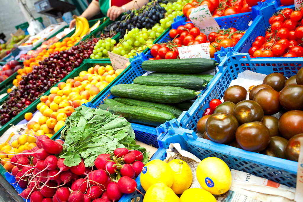 Auslage von Obst & Gemüse Öztan auf dem Wochenmarkt an der Pauluskirche